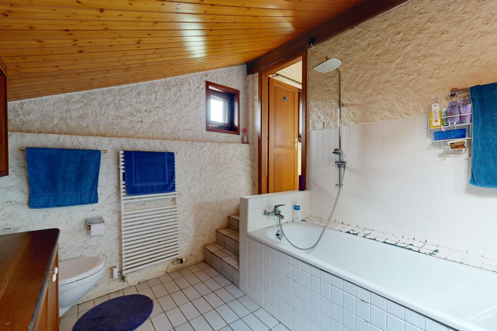 salle de bains avec salle de bain complète, light floor, radiateur, douche-bain combinés, et wood ceiling