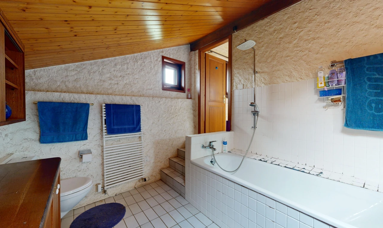 salle de bains avec salle de bain complète, light floor, radiateur, douche-bain combinés, et wood ceiling