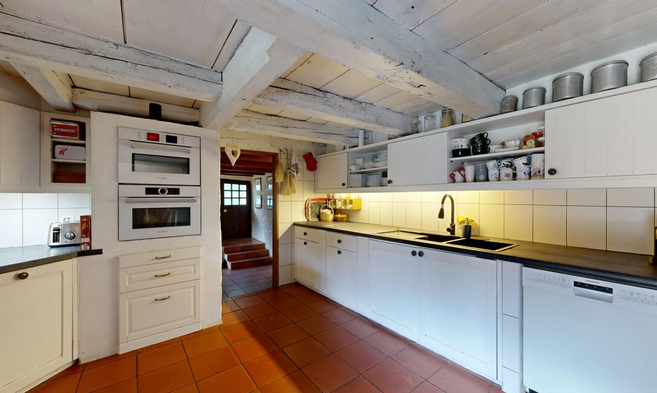 cuisine avec open shelves, étagères ouvertes, dark countertops, plans de travail, et lave-vaisselle
