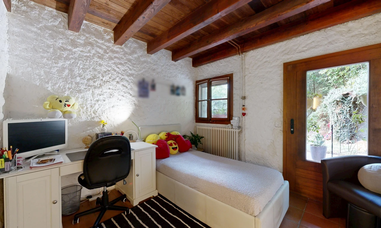 chambre avec radiateur, plafond à poutres, beamed ceiling, télévision, et plafond en bois