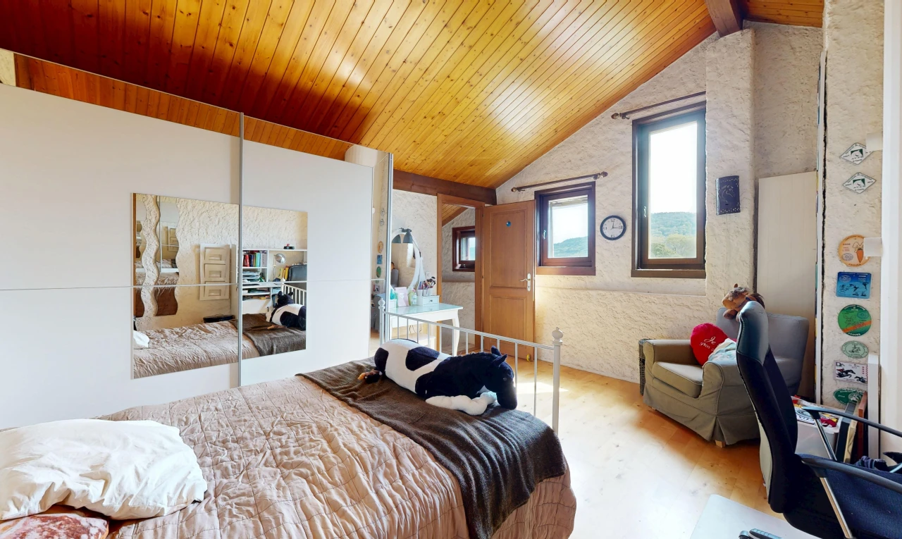 chambre avec plafond voûté, vaulted ceiling, high end ceiling, inside property, et plafond en bois