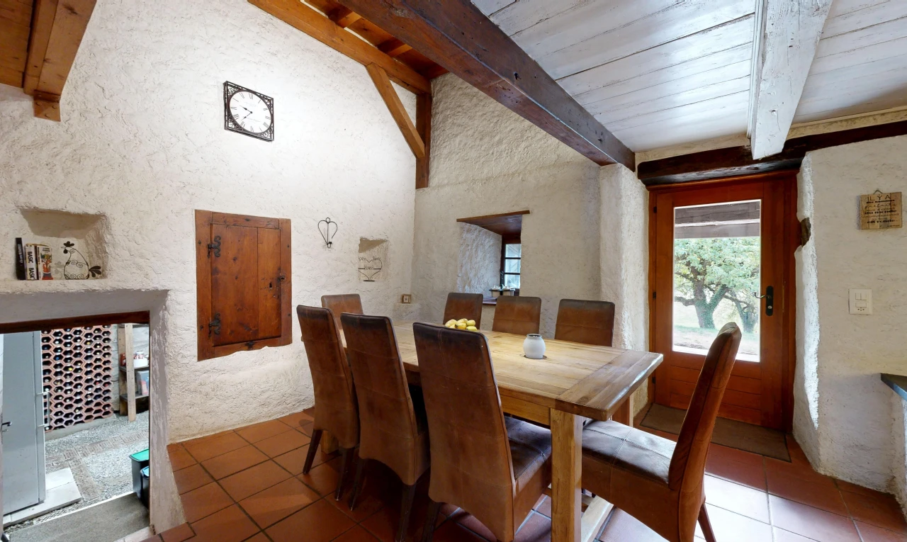 salle à manger avec accès à l'extérieur, high end ceiling, beamed ceiling, plafond à poutres, et inside property