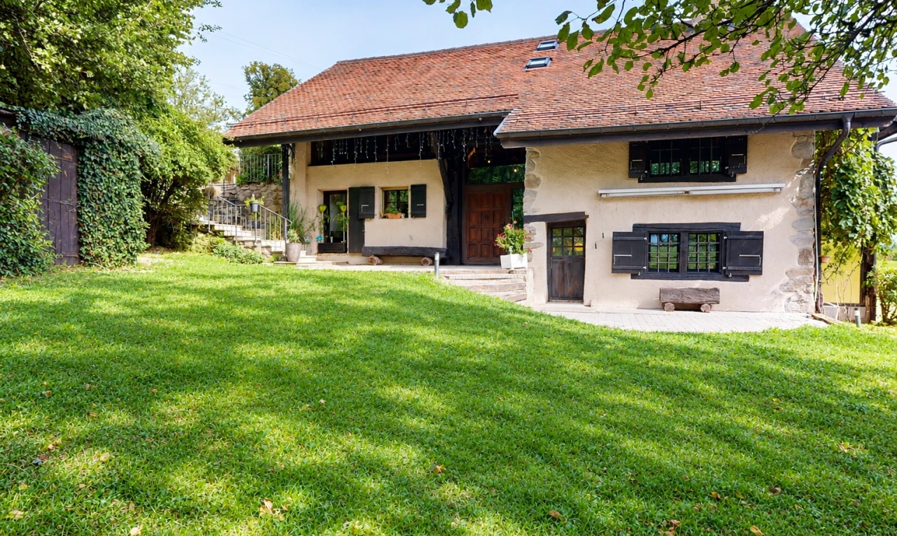 façade avec terrasse, pelouse, property visible, day time, et bardage en stuc