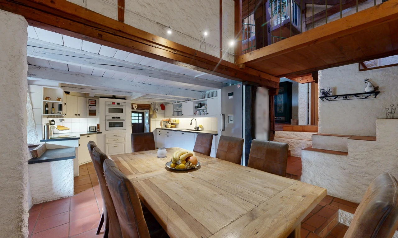 salle à manger avec inside property, beamed ceiling, plafond à poutres, tile floor, et sol en carrelage