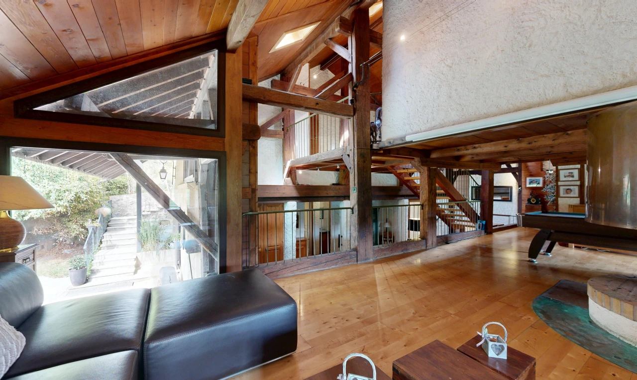 salon avec escaliers, high end ceiling, plafond en bois, wood ceiling, et plafond voûté