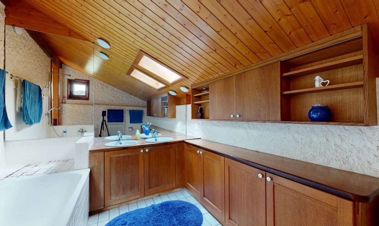 cuisine avec armoires marron moyen, medium brown cabinets, plafond en bois, wood ceiling, et light floor