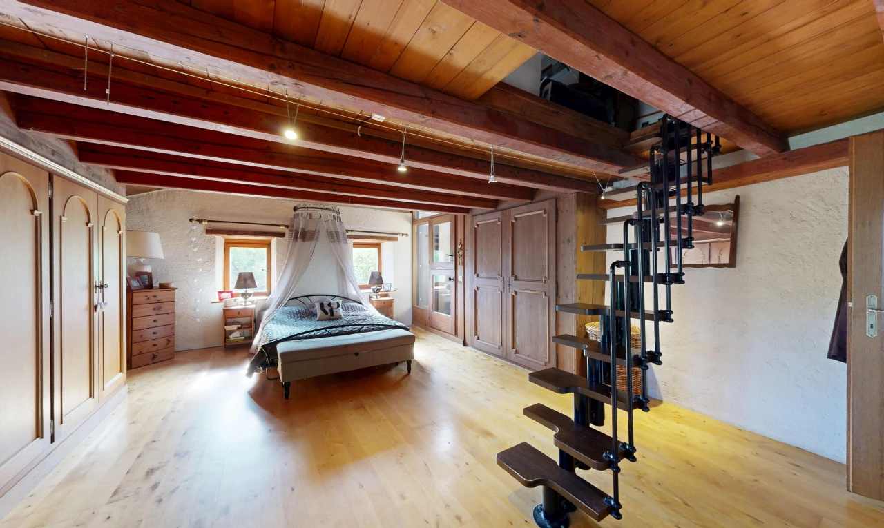 chambre avec beamed ceiling, plafond à poutres, high end ceiling, placard, et inside property