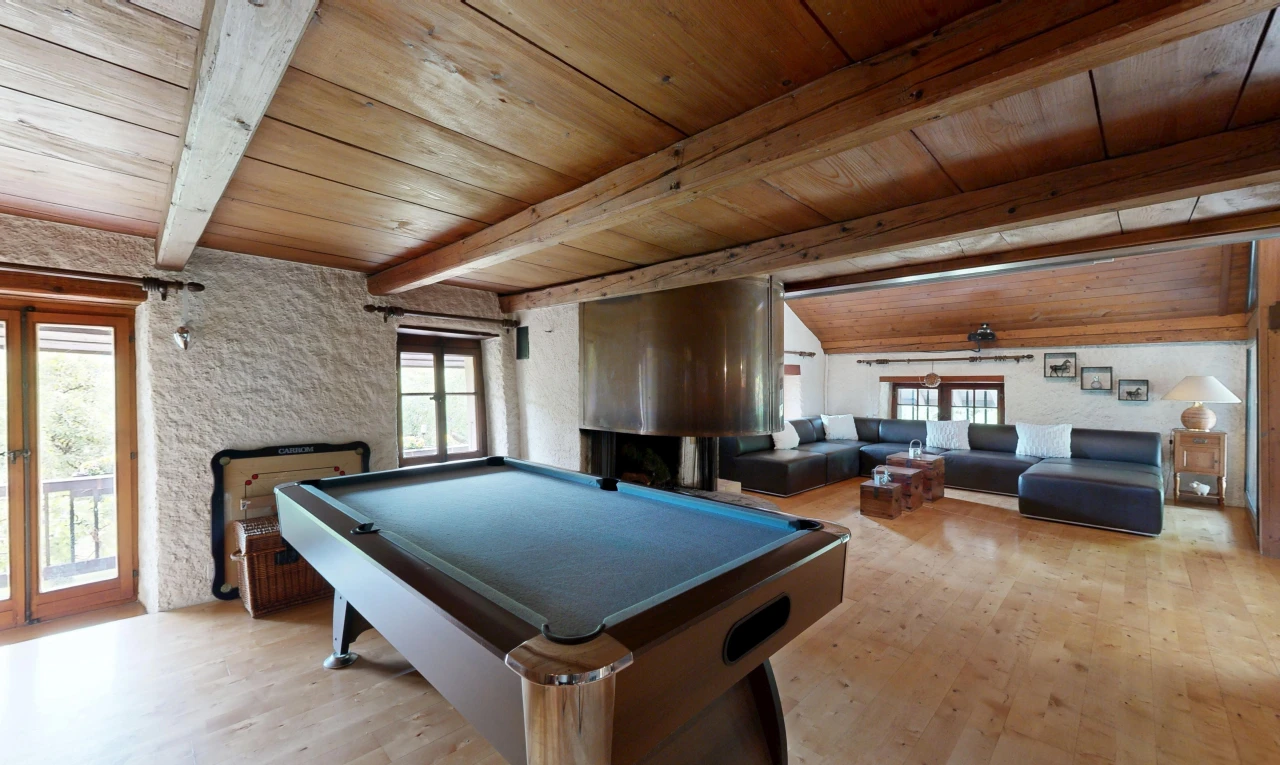 salon avec accès à l'extérieur, beamed ceiling, plafond à poutres, wood ceiling, et plafond en bois