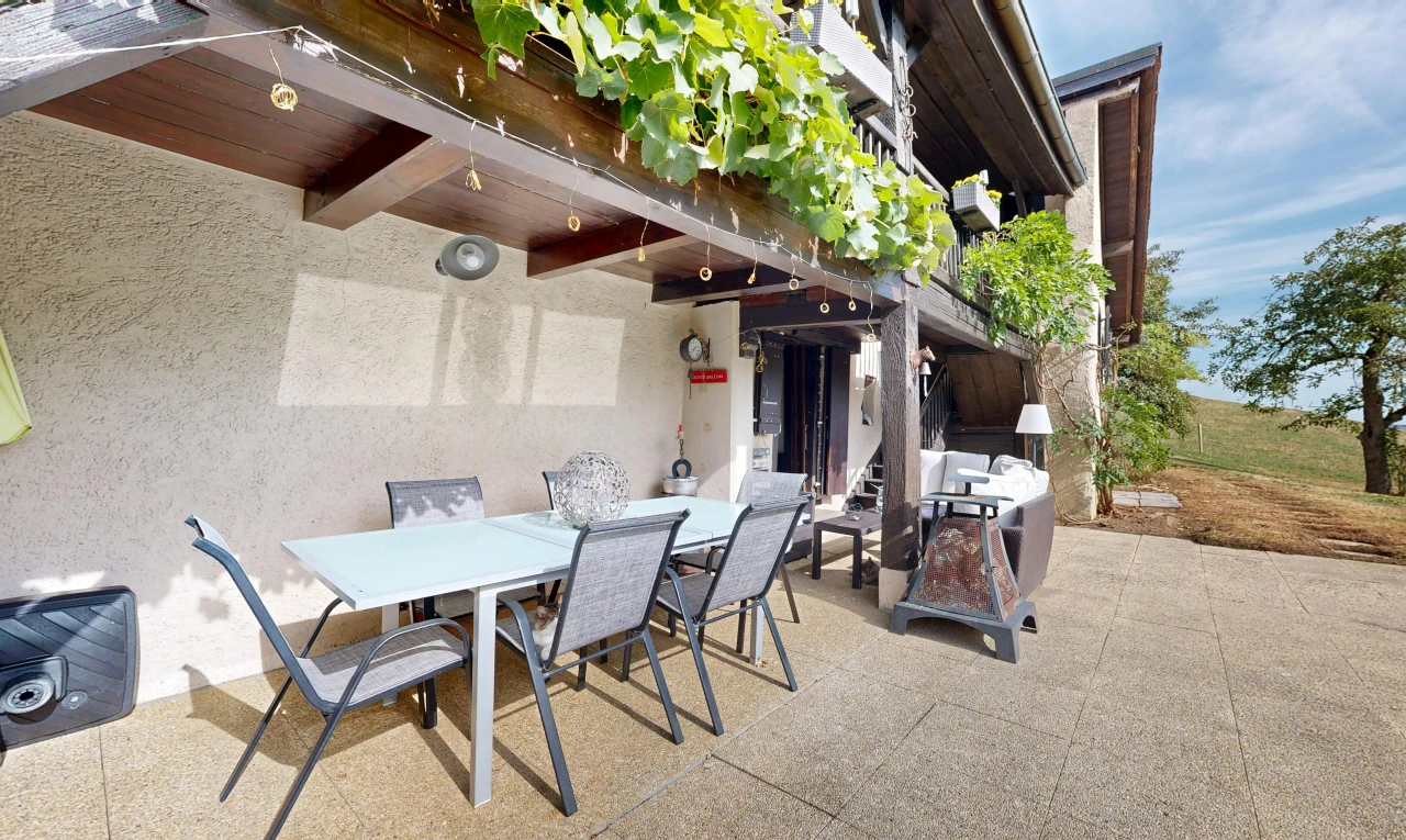 terrasse avec from property, gril, coin repas extérieur, terrasse, et property visible