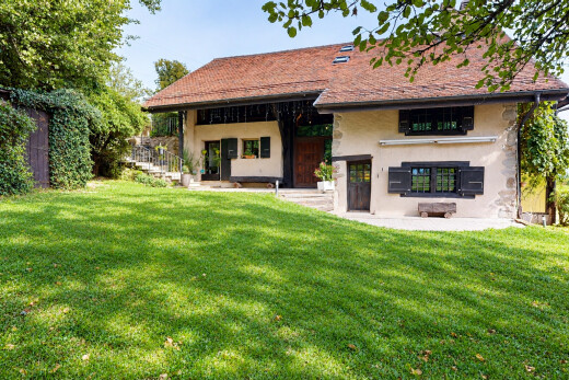 façade avec terrasse, pelouse, property visible, day time, et bardage en stuc