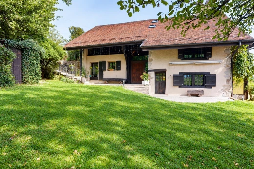 façade avec terrasse, pelouse, property visible, day time, et bardage en stuc