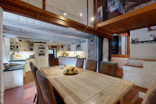 salle à manger avec inside property, beamed ceiling, plafond à poutres, tile floor, et sol en carrelage