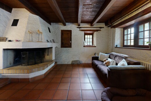 salon avec beamed ceiling, plafond à poutres, wood ceiling, plafond en bois, et high end ceiling
