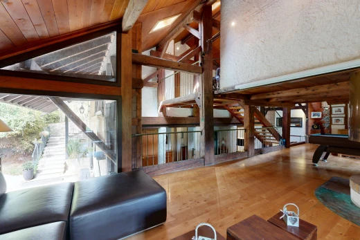 salon avec escaliers, high end ceiling, plafond en bois, wood ceiling, et plafond voûté