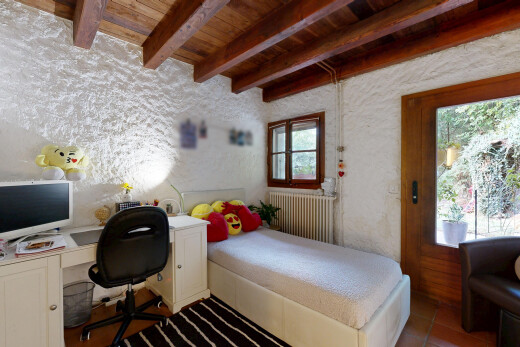chambre avec radiateur, plafond à poutres, beamed ceiling, télévision, et plafond en bois