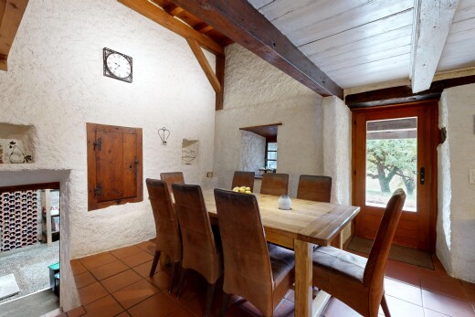 salle à manger avec accès à l'extérieur, high end ceiling, beamed ceiling, plafond à poutres, et inside property