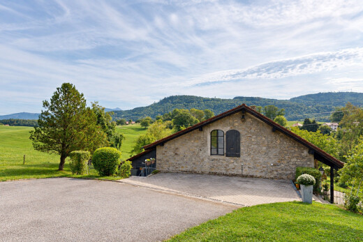 façade avec property visible, pelouse, day time, bardage en pierre, et mountain view