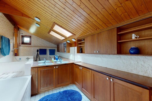 cuisine avec armoires marron moyen, medium brown cabinets, plafond en bois, wood ceiling, et light floor
