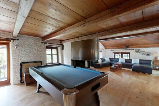 salon avec accès à l'extérieur, beamed ceiling, plafond à poutres, wood ceiling, et plafond en bois
