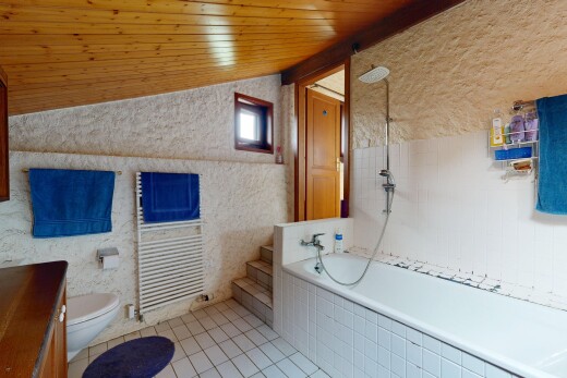 salle de bains avec salle de bain complète, light floor, radiateur, douche-bain combinés, et wood ceiling
