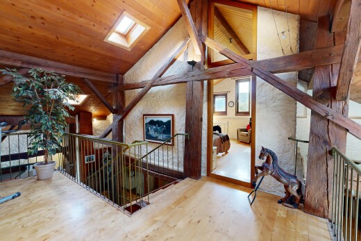 escaliers avec escaliers, high end ceiling, wood ceiling, plafond en bois, et lumière naturelle