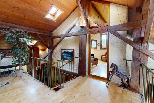 escaliers avec escaliers, high end ceiling, wood ceiling, plafond en bois, et lumière naturelle