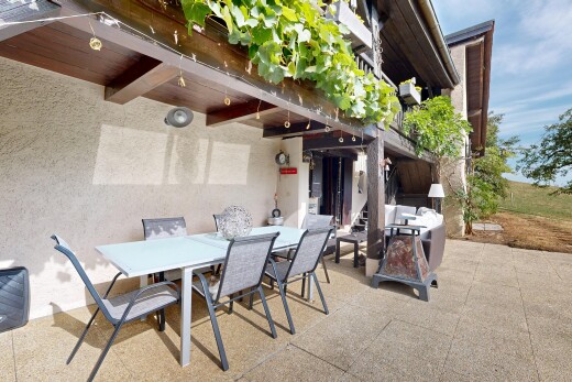 terrasse avec from property, gril, coin repas extérieur, terrasse, et property visible