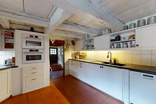 cuisine avec open shelves, étagères ouvertes, dark countertops, plans de travail, et lave-vaisselle