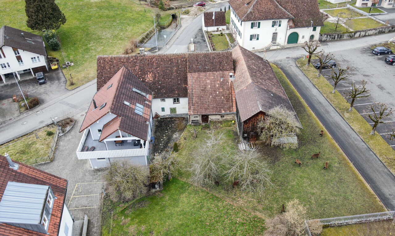 außenansicht mit wohngebietblick, residential view, balkon, und rasen