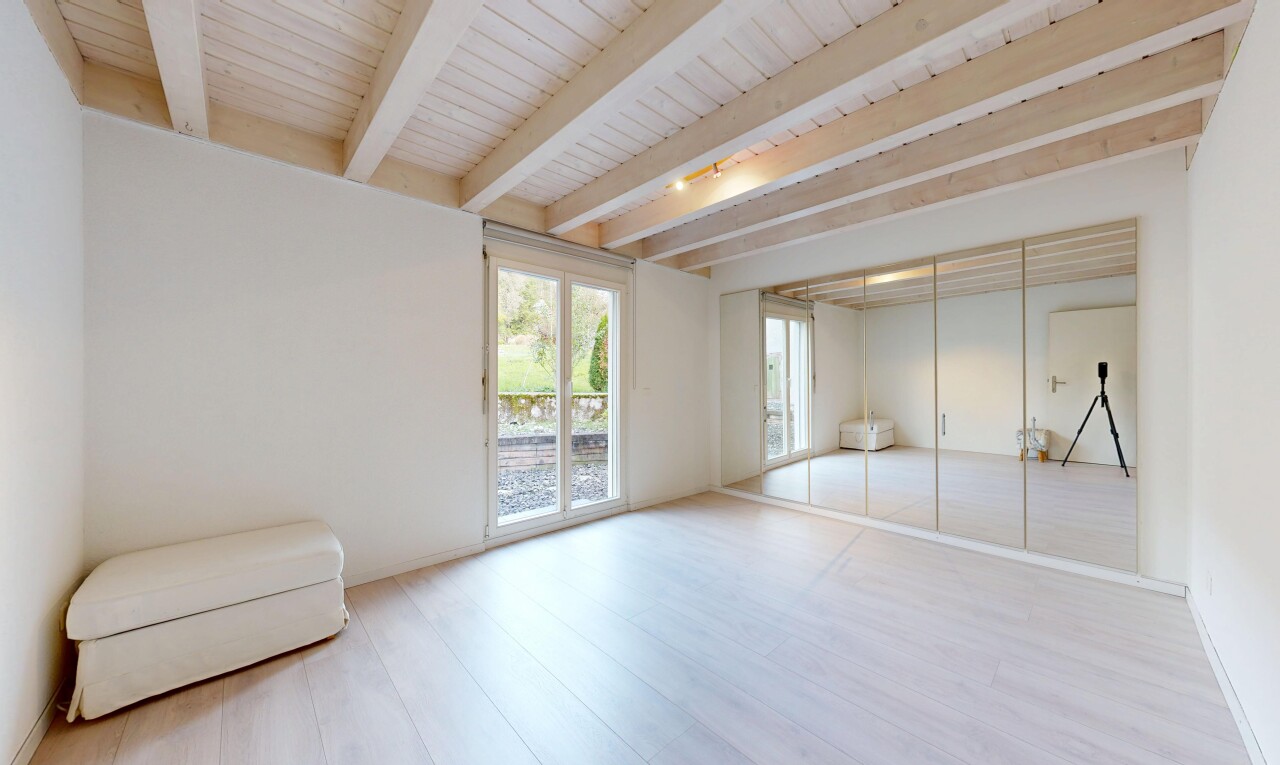 wohnzimmer mit balkendecke, beamed ceiling, natürliches licht, natural light, und inside property