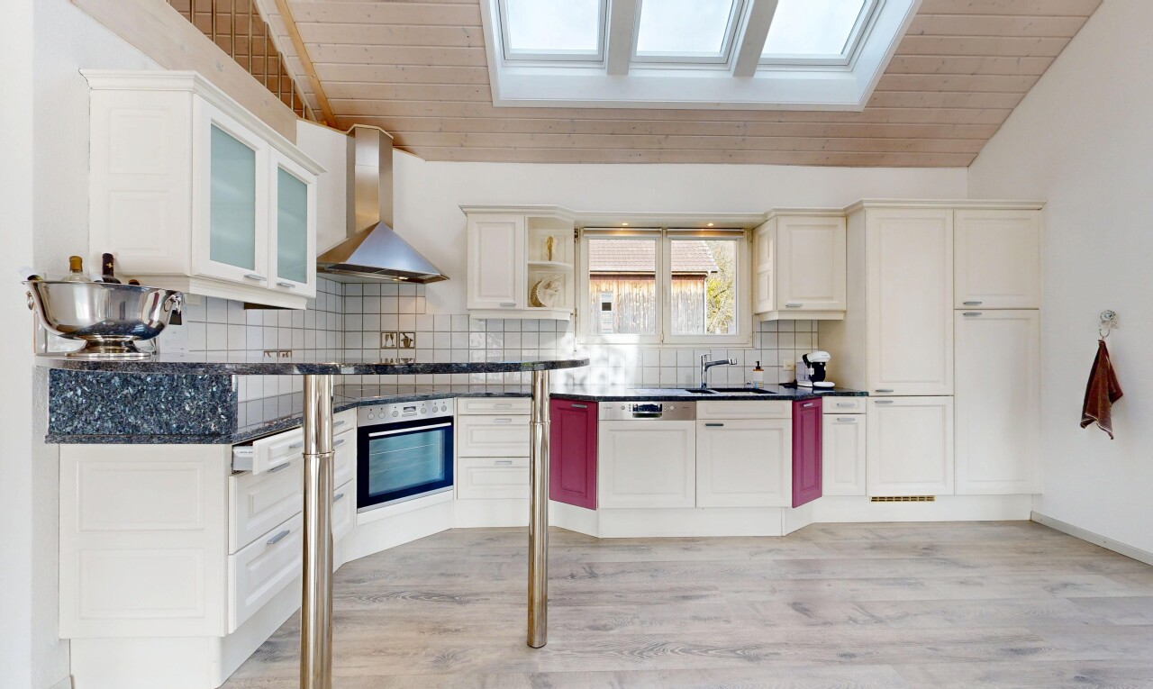 küche mit wood ceiling, holzdecke, vaulted ceiling, dachschräge, und dunstabzugshaube