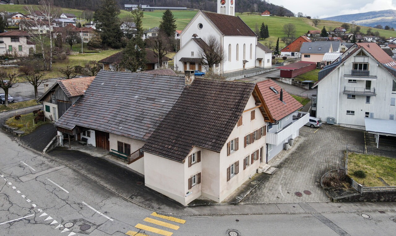 außenansicht mit stuckverkleidung und drone view