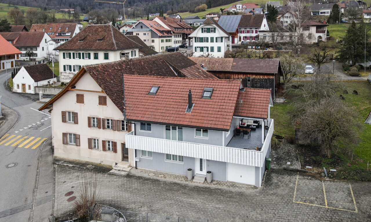 außenansicht mit ziegeldach, wohngebietblick, und residential view