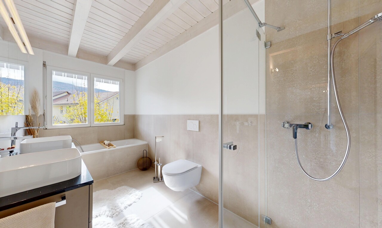 bad mit dusche, komplettes badezimmer, inside property, beamed ceiling, und balkendecke