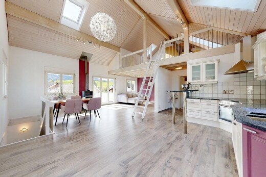 küche mit dachfenster, küchenrückwand beim herd, küchenrückwand beim Herd, balkendecke, und beamed ceiling