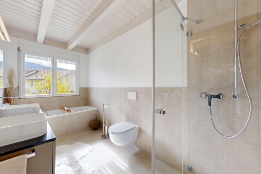 bad mit dusche, komplettes badezimmer, inside property, beamed ceiling, und balkendecke