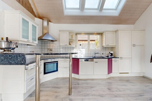 küche mit wood ceiling, holzdecke, vaulted ceiling, dachschräge, und dunstabzugshaube