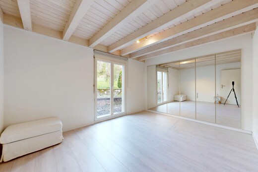 wohnzimmer mit balkendecke, beamed ceiling, natürliches licht, natural light, und inside property