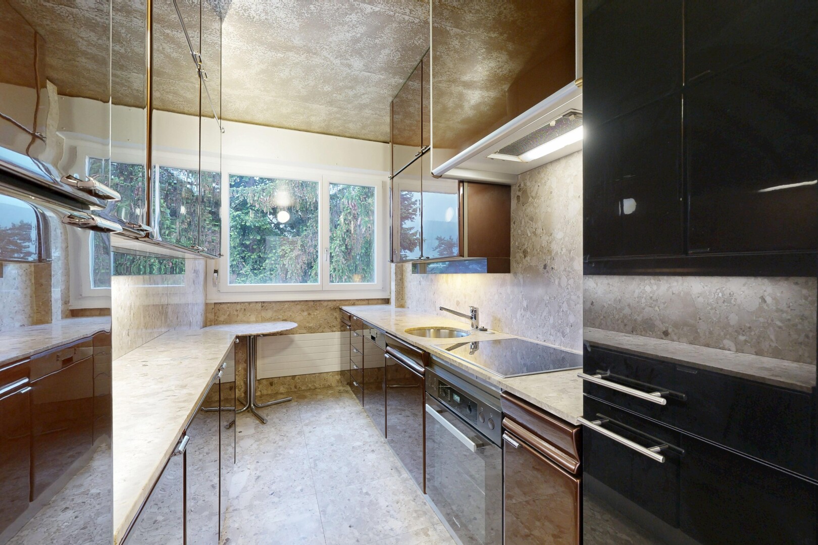 küche mit flat panel cabinets, schränke mit flachen paneelen, light countertops, ofen, und natural light
