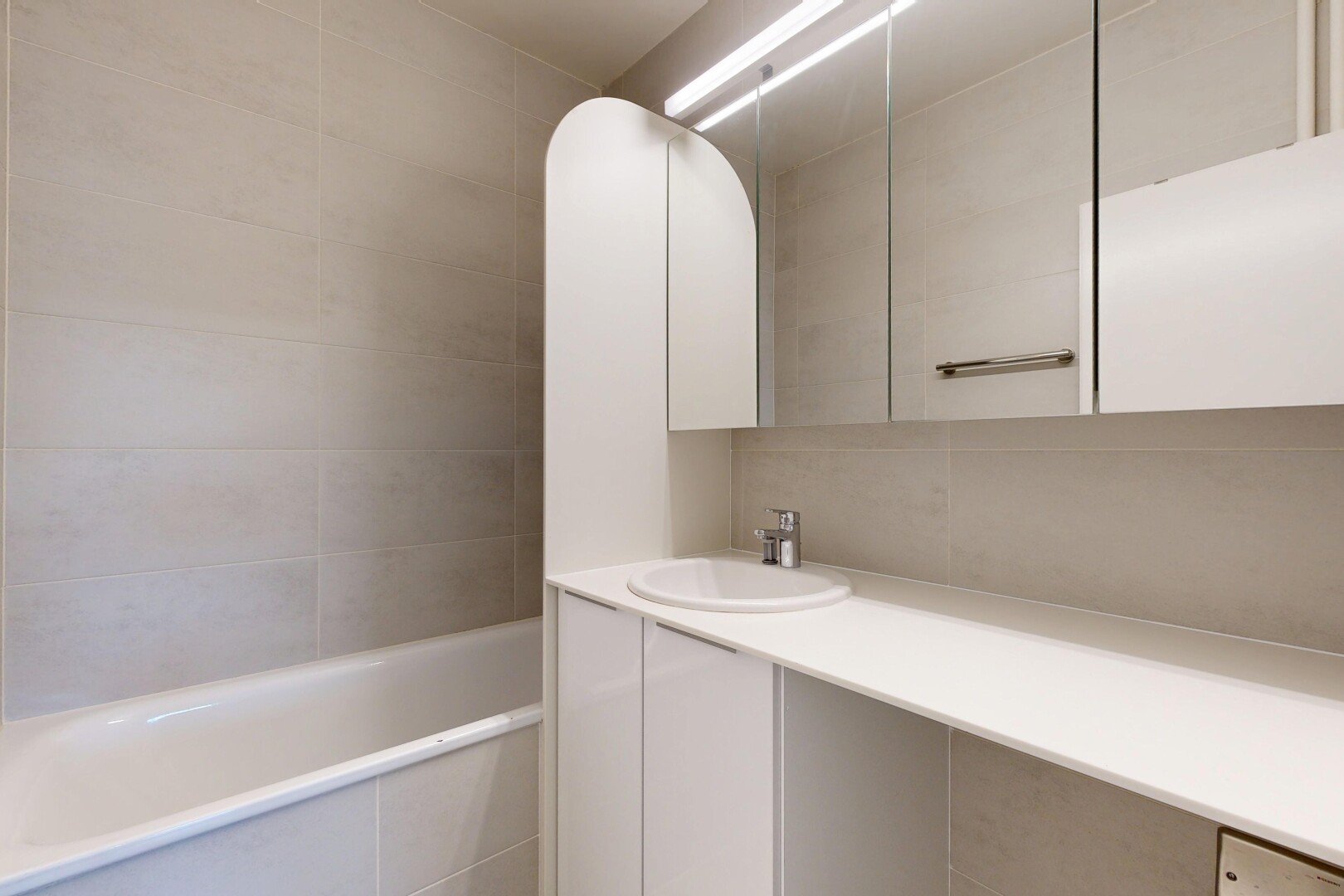 bad mit komplettes badezimmer, schminktisch, waschbecken, inside property, und tile wall