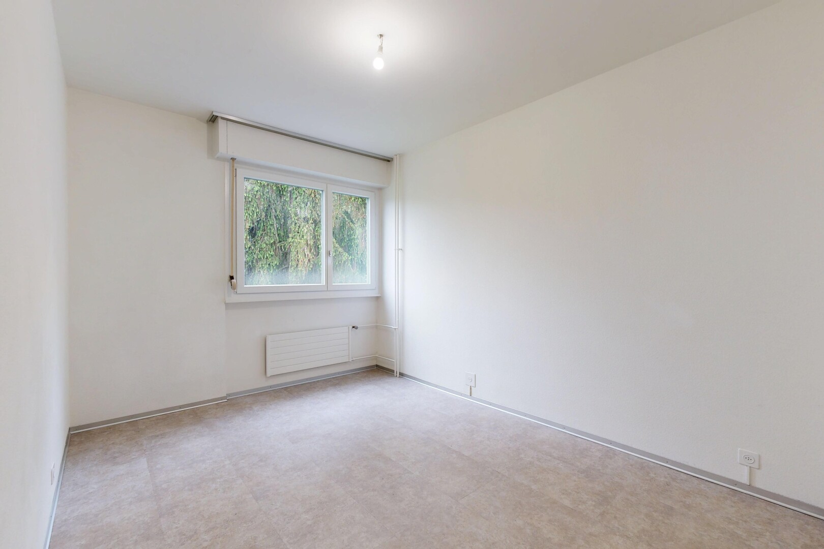 leerer raum mit drywall, gipskartonwand, natural light, natürliches licht, und inside property