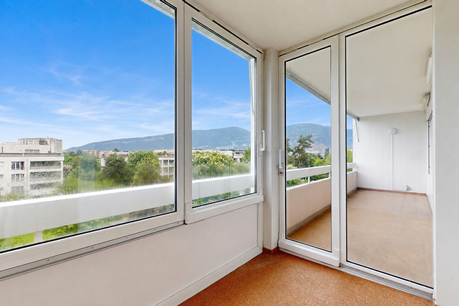 innenraum mit wintergarten, mountain view, blick auf die berge, day time, und inside property