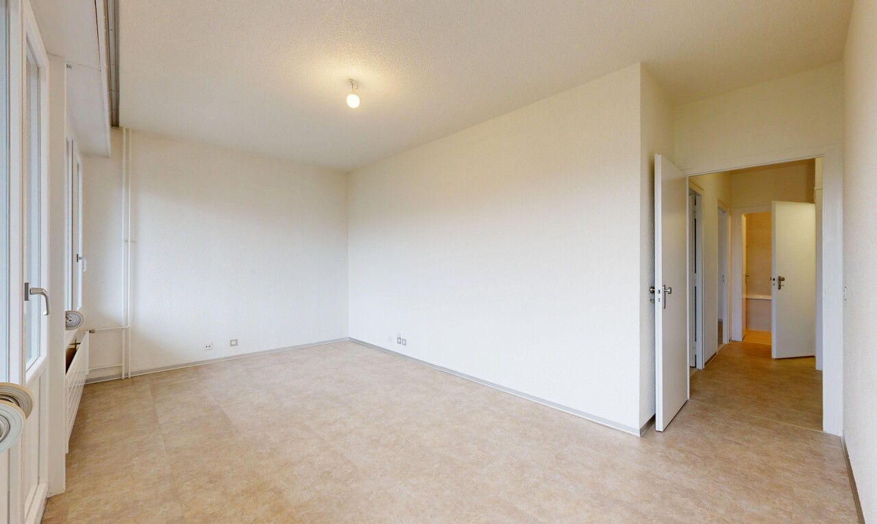 leerer raum mit inside property, drywall, gipskartonwand, und light floor