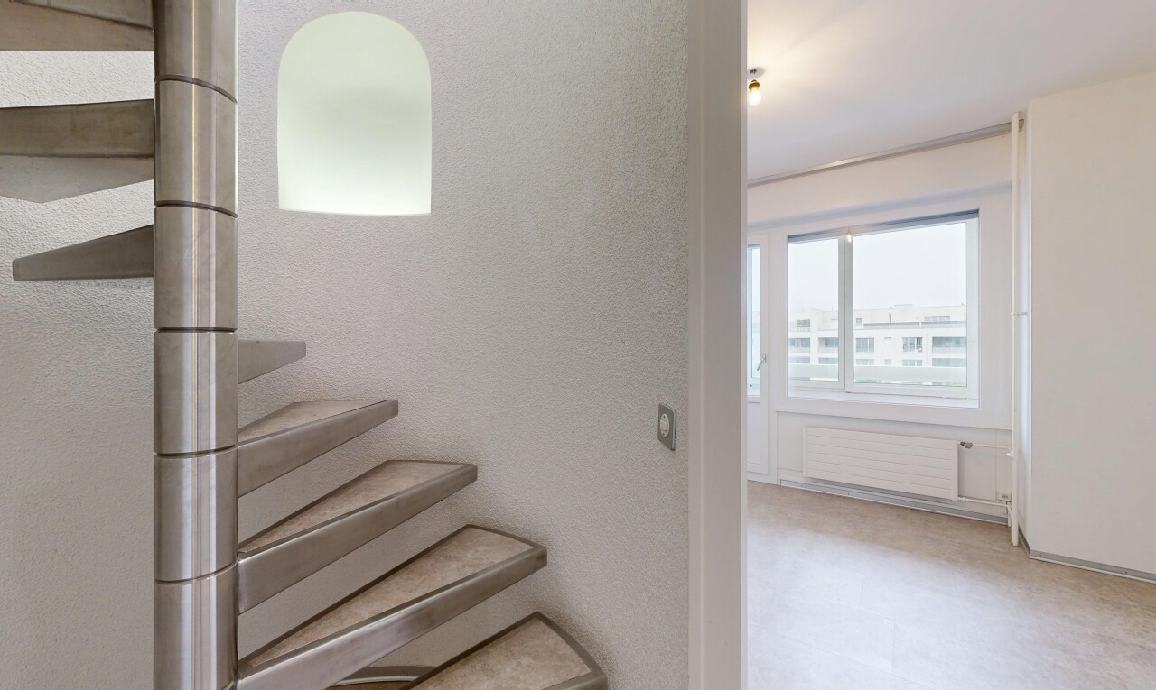 treppe mit natürliches licht, natural light, treppen, inside property, und kühler