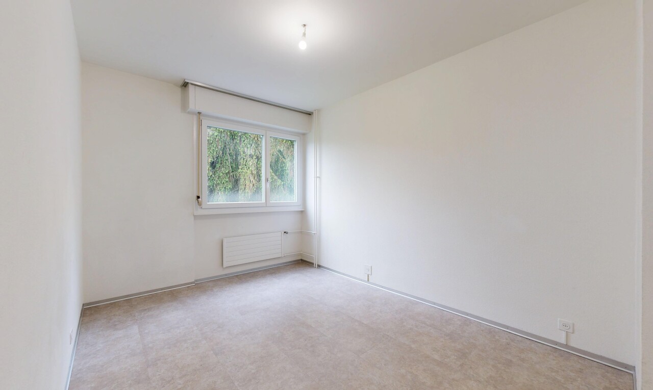 leerer raum mit drywall, gipskartonwand, natural light, natürliches licht, und inside property
