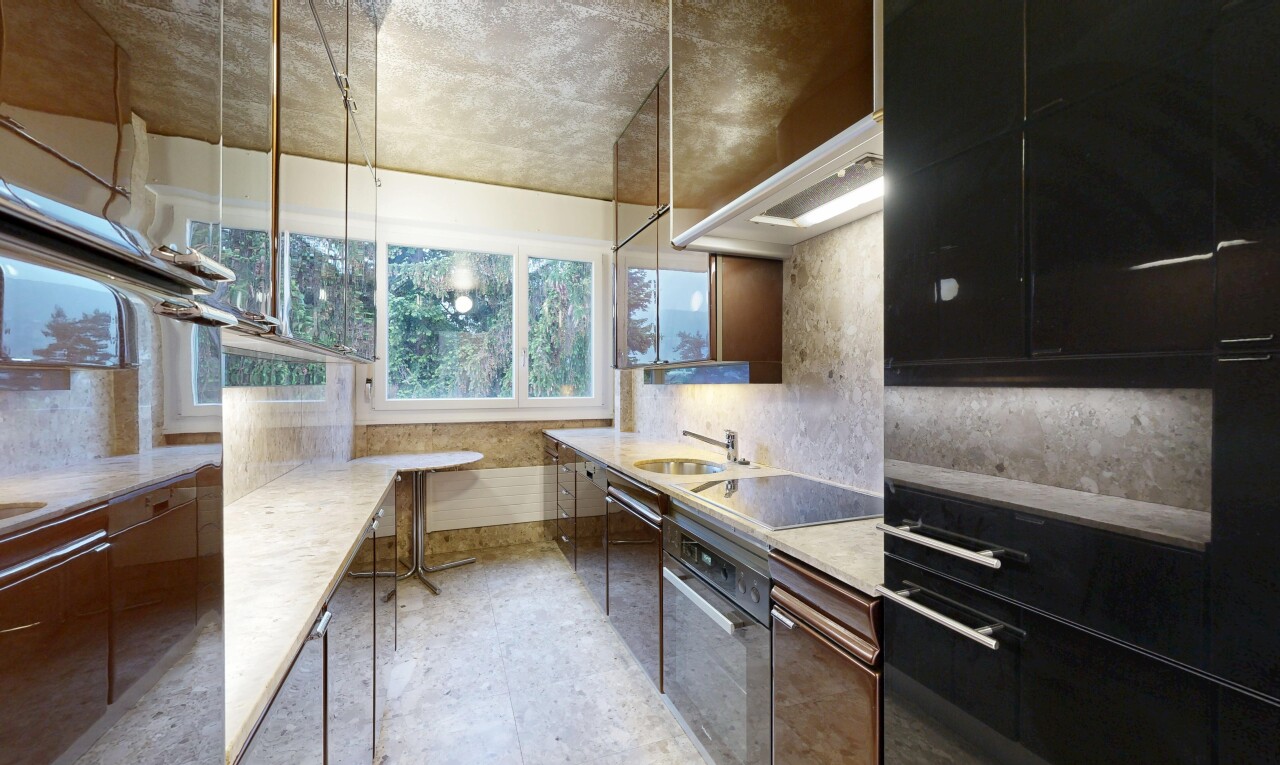 küche mit flat panel cabinets, schränke mit flachen paneelen, light countertops, ofen, und natural light