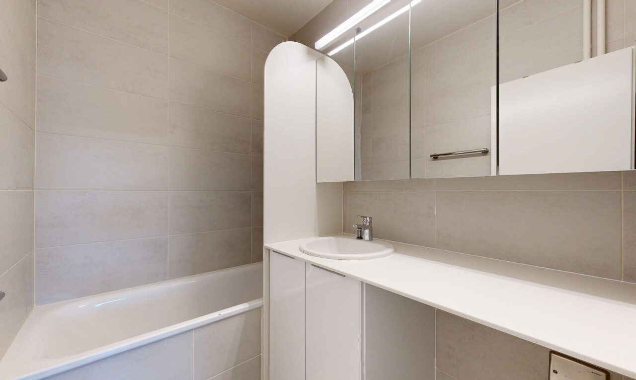 bad mit komplettes badezimmer, schminktisch, waschbecken, inside property, und tile wall