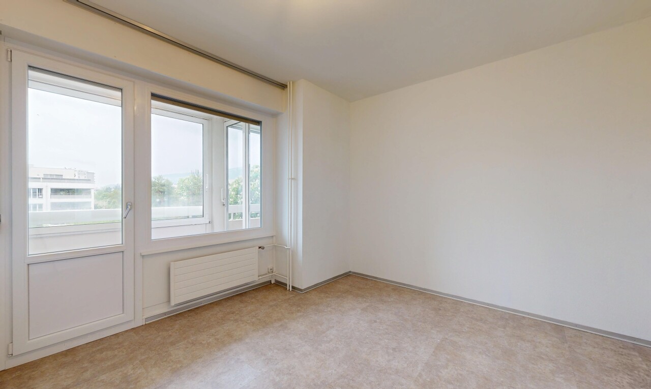 leerer raum mit kühler, gipskartonwand, drywall, natürliches licht, und natural light