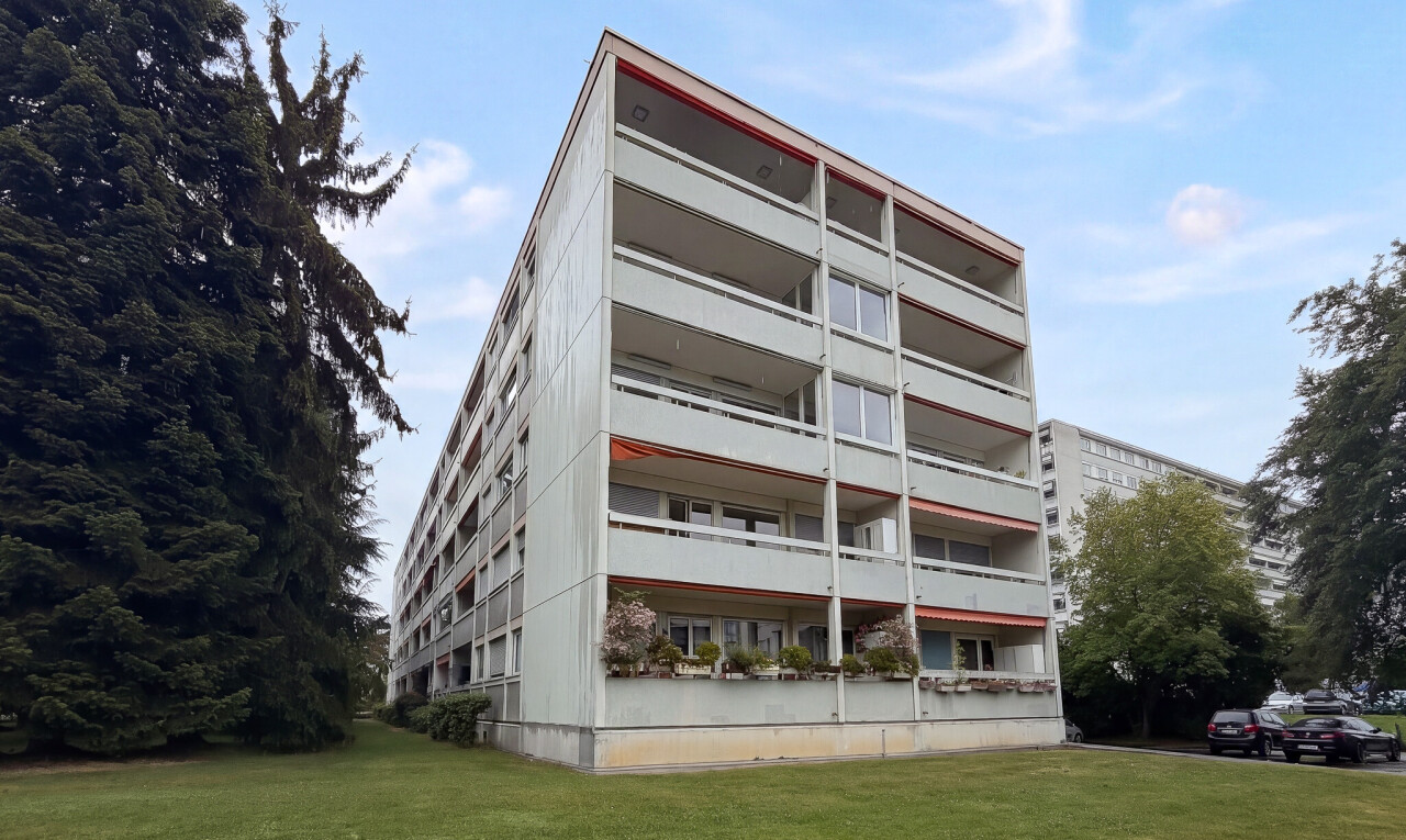 außenansicht mit blick auf wohnanlage, apartment complex view, from community, und day time