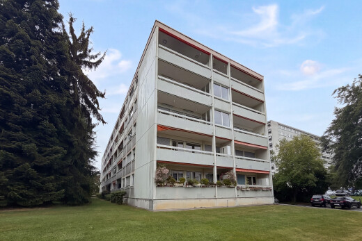 view of apartment building / complex